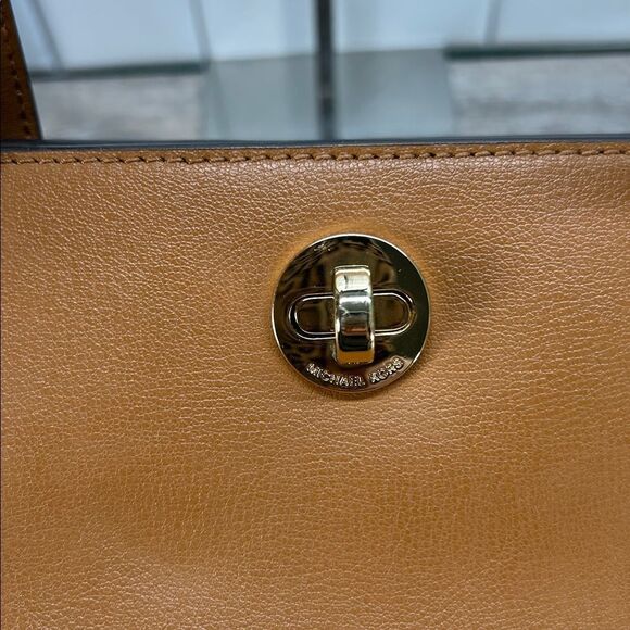 9265 MIchael Kors studded tote bag - Picture 10 of 12